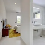 Stylish Hills With Lovely Views Apartment