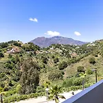 Apartment Stylish Hills With Lovely Views