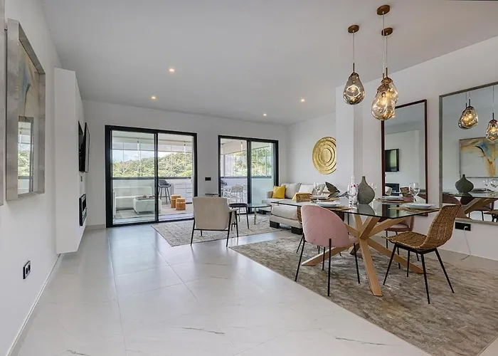 Stylish Hills With Lovely Views *