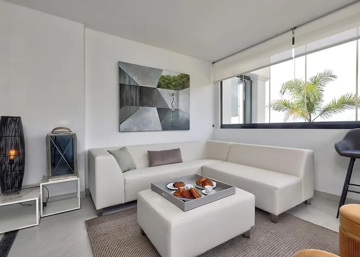 Апартаменти Stylish Hills With Lovely Views