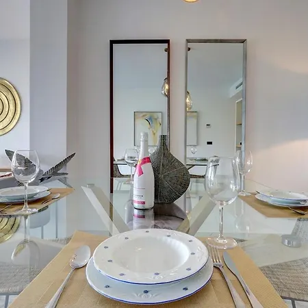 Stylish Hills With Lovely Views *