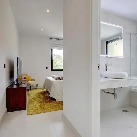 Stylish Hills With Lovely Views Apartmán