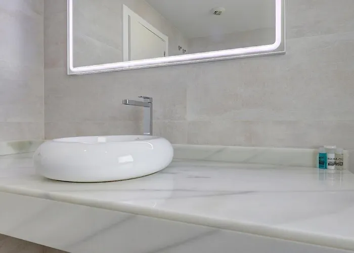 Stylish Hills With Lovely Views *