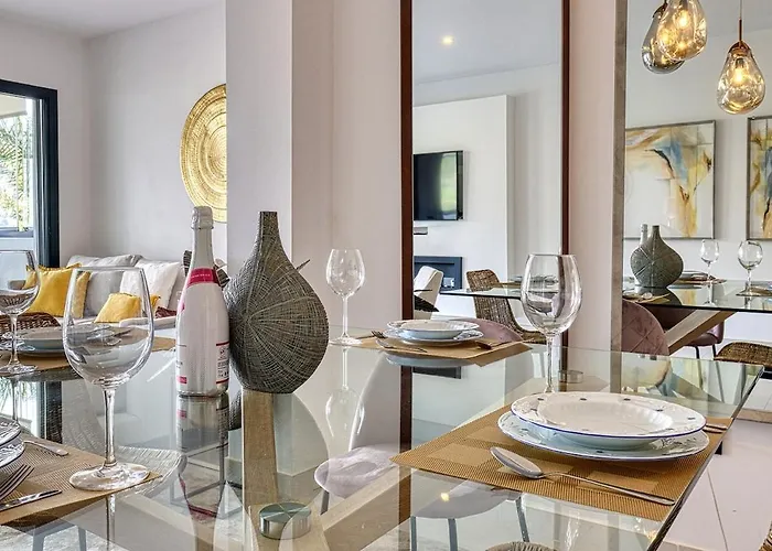 Stylish Hills With Lovely Views *