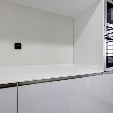 Stylish Hills With Lovely Views Lejlighed