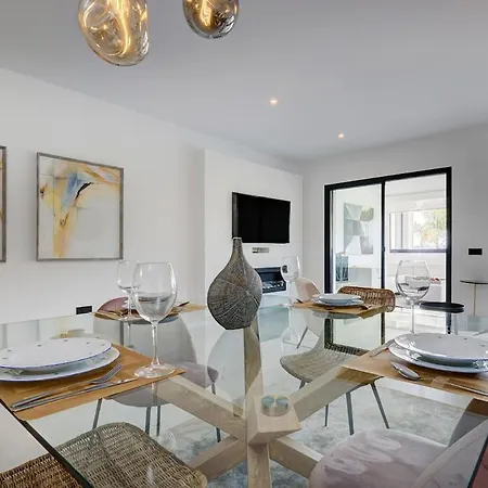 Апартаменти Stylish Hills With Lovely Views *