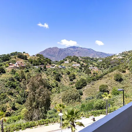 Апартаменти Stylish Hills With Lovely Views
